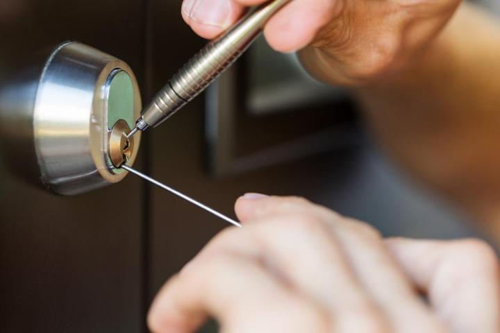 Un professionnel en ouverture fines des portes à votre service